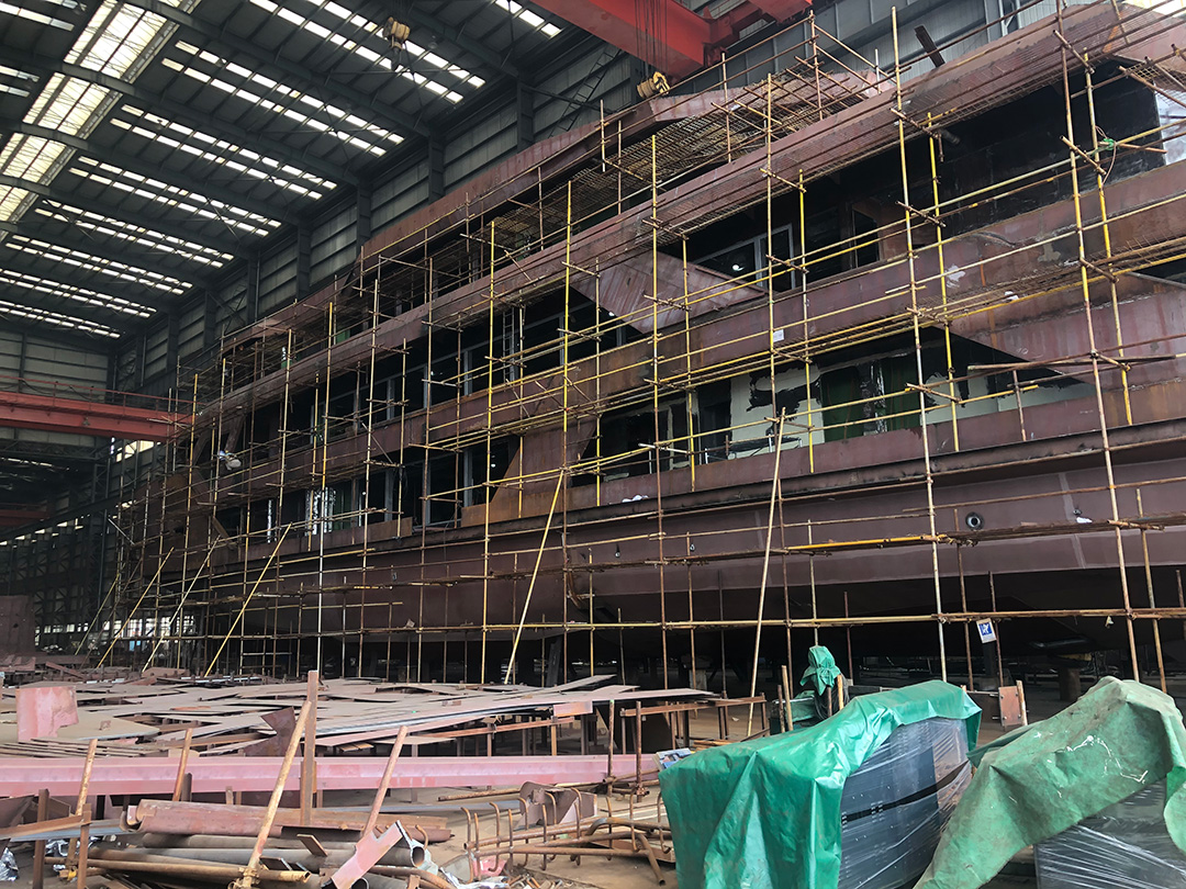 “申城之光”大型游船顺利封顶